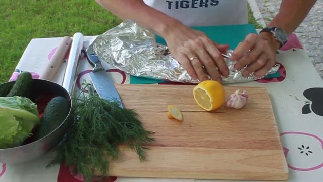 Форель на мангале. Как приготовить вкусную рыбу. смотреть онлайн