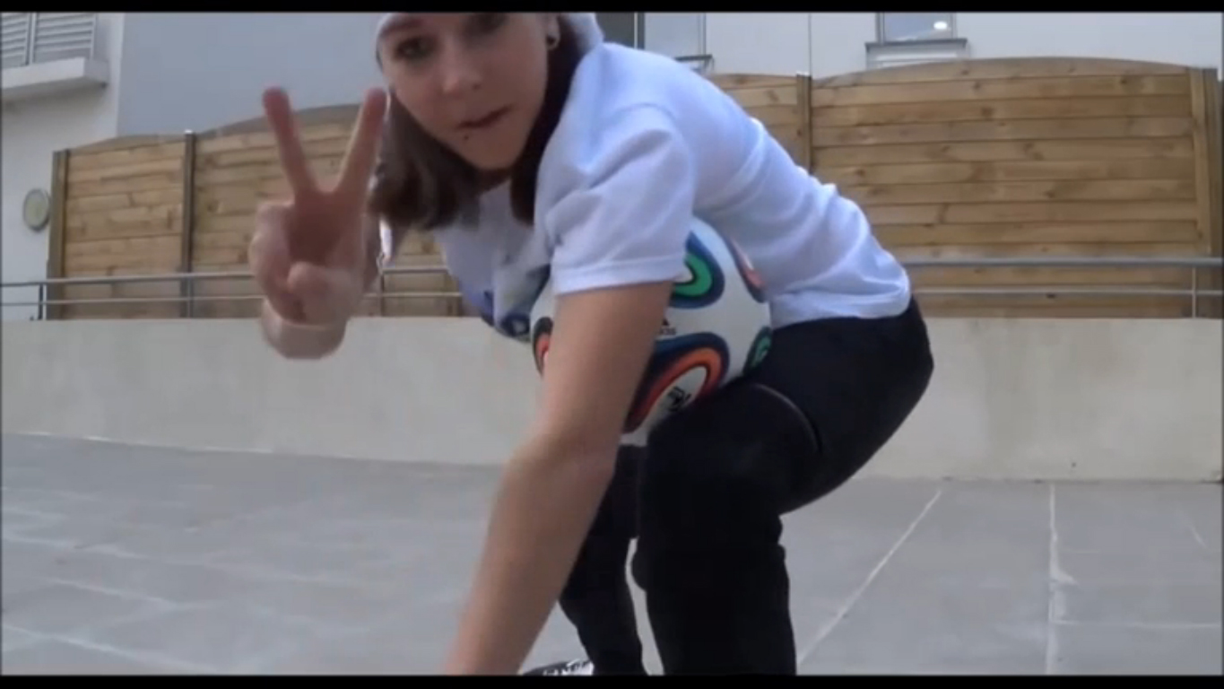 Фристайл (девушка+футбол) смотреть онлайн