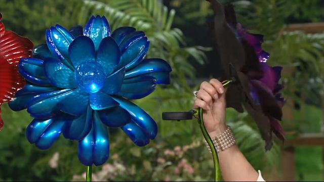Flower Garden Stake with LED Solar Crackle Glass Ball on QVC смотреть онлайн