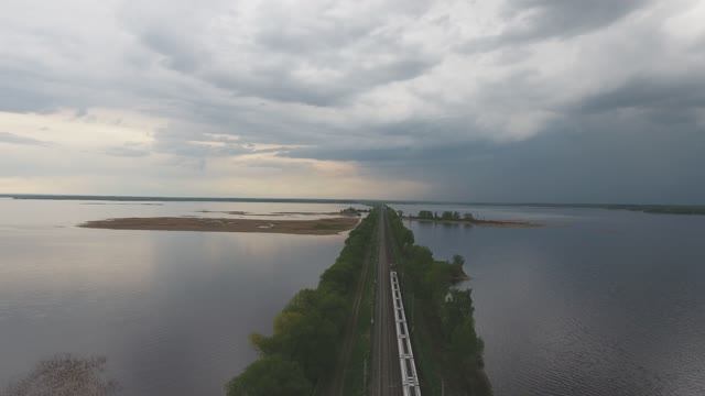 Московское Море, Тверская область. Съёмка железнодорожного моста с квадрокоптера.mp4