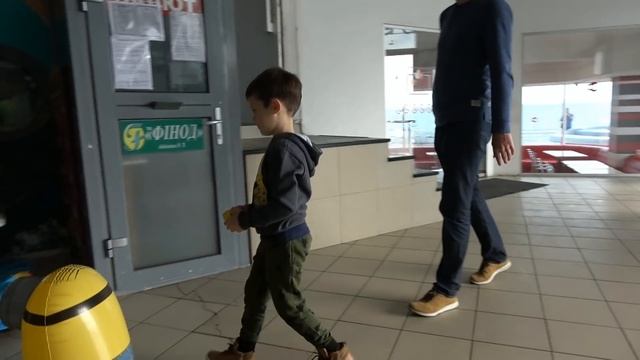 Катя играет с игрушками на улице смотреть онлайн