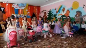 Танец мамочки с колясками в детском саду