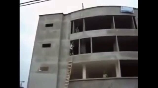 ПРИКОЛЫ НА СТРОЙКЕ/ИДИОТЫ СТРОИТЕЛИ ТАКОГО ВЫ ЕЩЕ НЕ ВИДЕЛИ смотреть онлайн