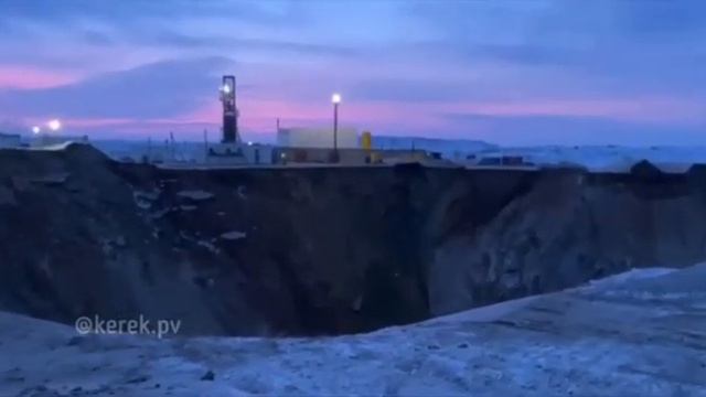 Казахстан, Павлодарская область, автобус с людьми провалился в воронку глубиной 150 м. смотреть онлайн
