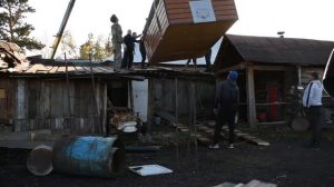 Сложная установка бани бочки на участок.