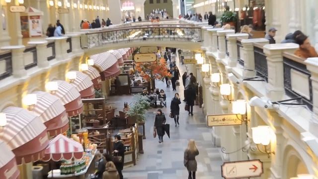 Nikon CoolPix P600 60x Zoom Test. Russian Girls In GUM.