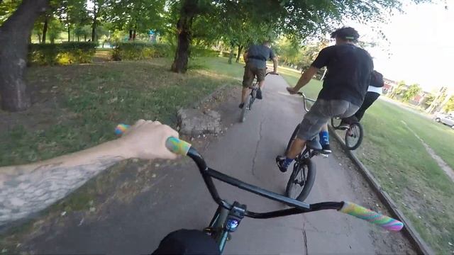 ВОРВАЛИСЬ НА БМХ В ЗАБРОШЕННЫЙ СКЕЙТ ПАРК/GoPro BMX Street Riding in KRIVOY ROG смотреть онлайн