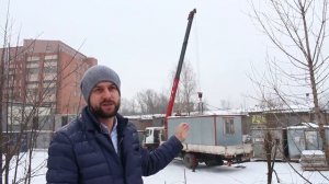 Грузим бытовку с помощью манипулятора