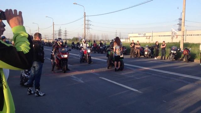 Drag Racing CBR1000F 1992 vs Z1000 2012 смотреть онлайн