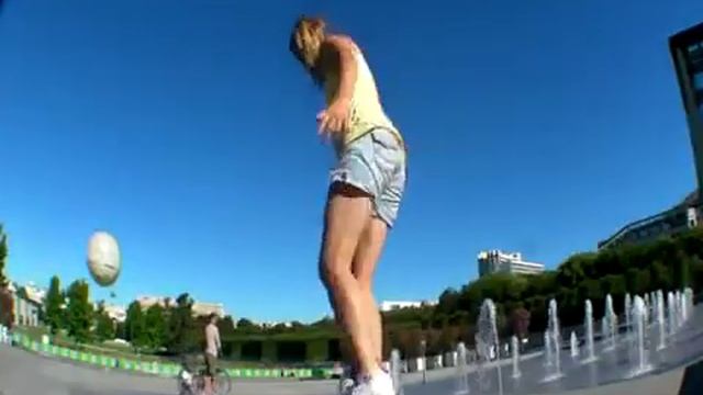 Девушки и футбольный мяч смотреть онлайн