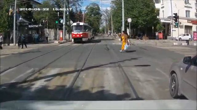 Кто главней трамвай или пешеход ? смотреть онлайн