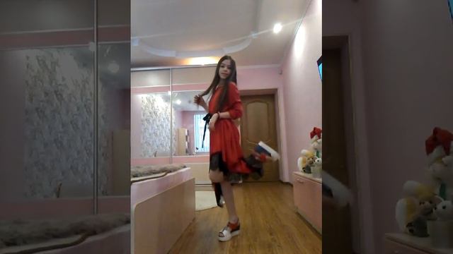 ТАНЦУЮ ПОД ПЕСНЮ УЛЫБАЮСЬ И ЦОК ЦОК смотреть онлайн