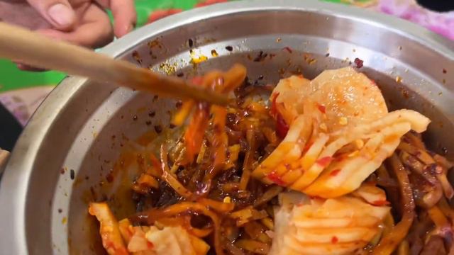 一盘煎大马哈鱼，一盘爆炒鹌鹑，东北农村一家三口，真实生活 смотреть онлайн