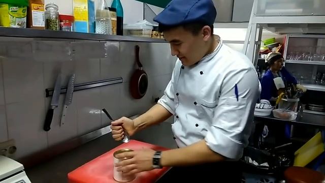 Алишер покажет как открыть жестяную банку не используя открывашки и нож смотреть онлайн