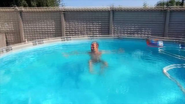 Как поддерживать чистую воду в БАССЕЙНЕ INTEX в СИЛЬНУЮ ЖАРУ/ ПРЫЖКИ в бассейне смотреть онлайн