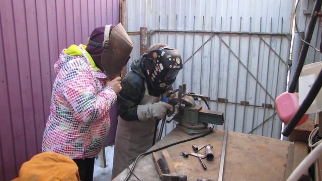 В нашей семье появился сварочный аппарат по металлу. 1 часть. смотреть онлайн