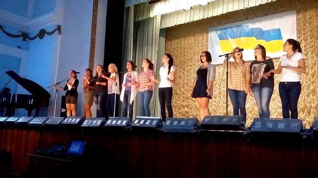 Девушки красиво поют на репетиции многоголосие :3 смотреть онлайн