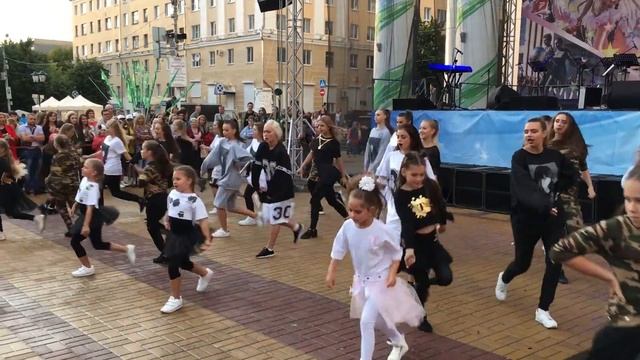 День города Калуги, выступление учеников школы TODES-Калуга,Театральная площадь, 26 августа 2017 смотреть онлайн