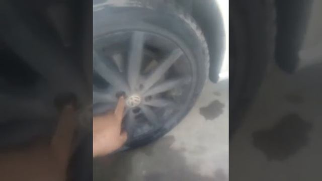 как выкрутить секретный болт из колеса,)) смотреть онлайн