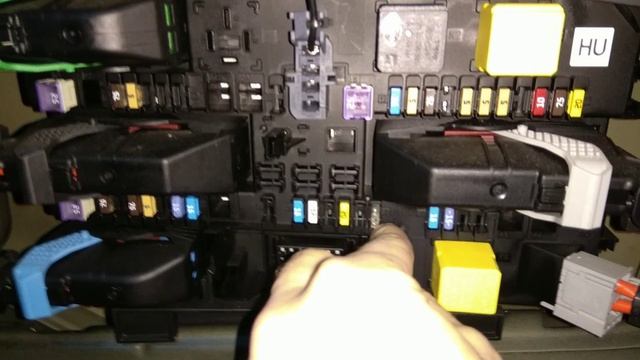 Замена предохранителя центрального замка Opel Astra H смотреть онлайн