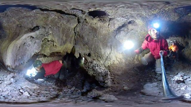Virtual reality crawl through a cave which dad recently discovered. смотреть онлайн