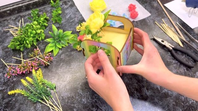 Цветочная композиция в деревянном кашпо на День Матери / Мыловарение / Сборка букета из мыла смотреть онлайн