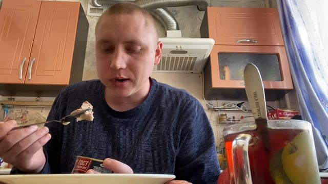 Жру макарошки с паштетом и колбасой смотреть онлайн