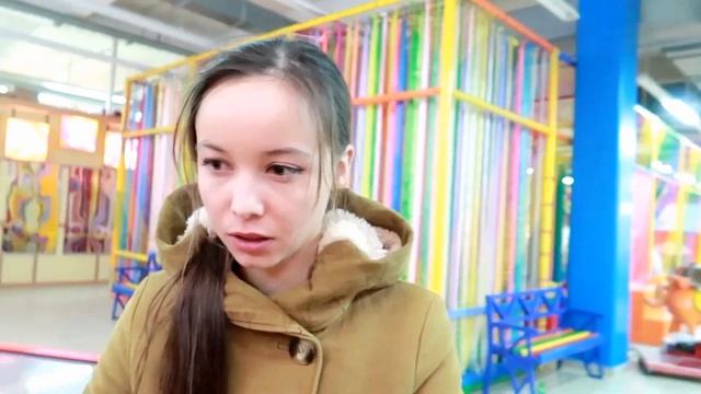 ВЛОГ в купальнике / Учусь плавать и нырять в бассейне #купальник лето жара бассейн смотреть онлайн