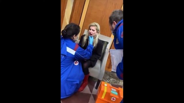За Меллстроем приехала полиция. Девушку осматривают врачи смотреть онлайн