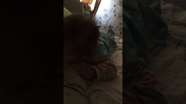 Наша новая умелка . Начал держать голову 👶🏻🧠 смотреть онлайн