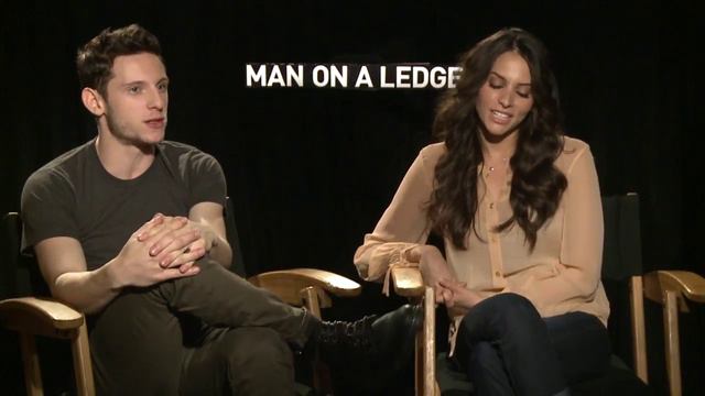 'Man on a Ledge' Jamie Bell and Genesis Rodriguez Interview смотреть онлайн