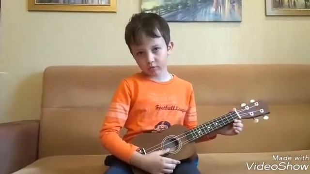 Играю на укулеле на гавайской гитаре