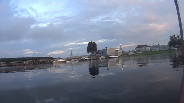 Рыбалка на десногорских понтонах. Бортовые удочки в деле! смотреть онлайн