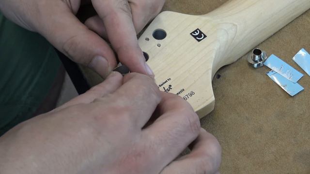 The SQUIER "Aluminium Can" Tuner Mod Trick смотреть онлайн