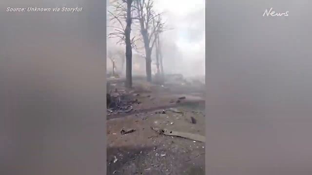 Улица в Киеве заполнена разбитой военной техникой с латинской буквой V на борту. смотреть онлайн