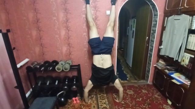 Отжимания в стойке на руках у стены! смотреть онлайн