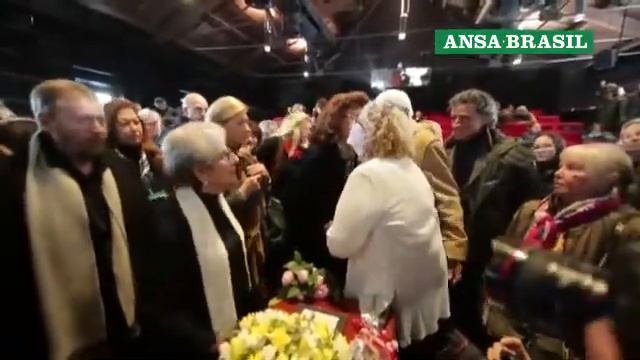 Sophia Loren se emociona na despedida de Ettore Scola смотреть онлайн
