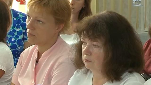 Круглый стол в роддоме смотреть онлайн