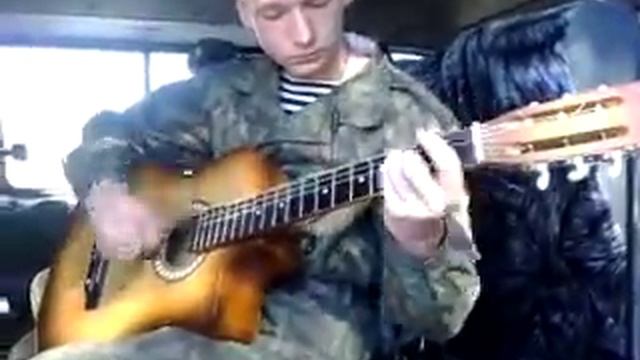 Пацан клево играет на гитаре и поет смотреть онлайн
