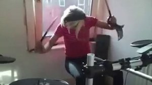 Барабанщица...
