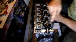 108   Установка выпускного распредвала головки блока цилиндров двигателя  Джили МК  копия  двгателя