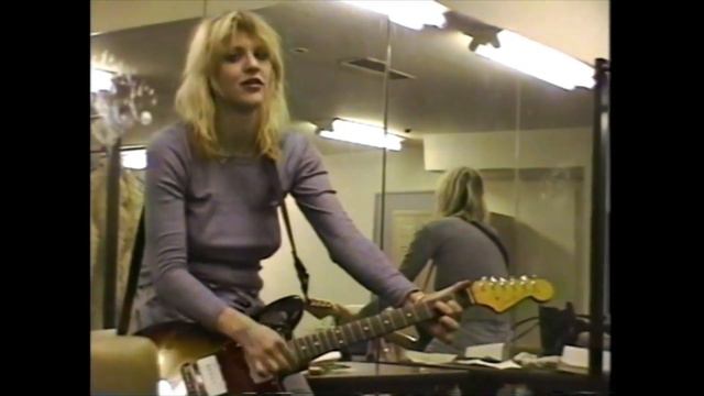 Courtney Love playing guitar backstage 1995 смотреть онлайн