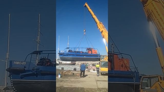 Спуск судна после ремонта с помощью автокрана. смотреть онлайн