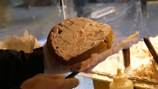 두툼한 생크림 와플, 단골 많은 곳 - 신림 / Waffle With Whipped Cream - Korean Street Food