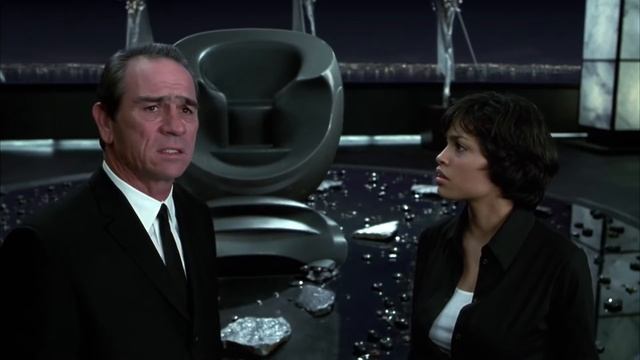 Laura Returns Home | Men In Black II | Voyage смотреть онлайн