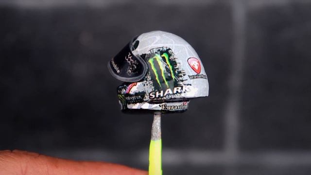 MINIATURE HELMET LORENZO ARAGON 2019 (Shark Helmet) #motogp #aragon #Lorenzo смотреть онлайн