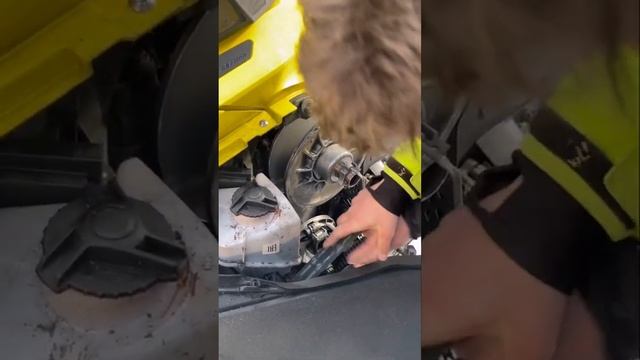 Меняем ремень на снегоходе BRP ski-doo смотреть онлайн