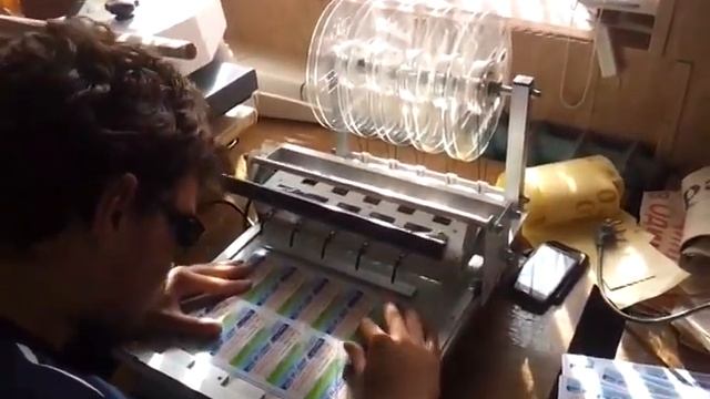 Сведение листов и вырубка готовых пластиковых карт смотреть онлайн