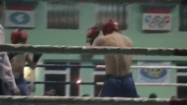 Рома Власенко удар с разворота.wmv