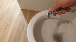 Гигиенический душ со смесителем встроенного монтажа. Чистовая установка.